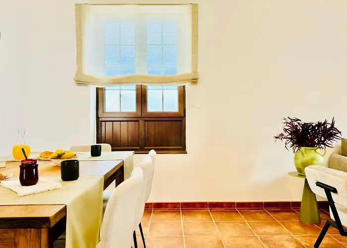 Canaryislandshost I White Villa Teguise (Lanzarote)
