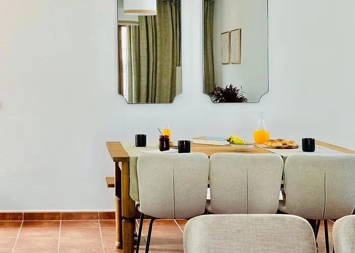 Canaryislandshost I White Villa Teguise (Lanzarote)