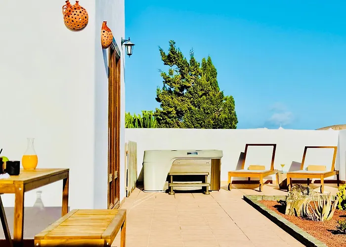 Canaryislandshost I White Villa